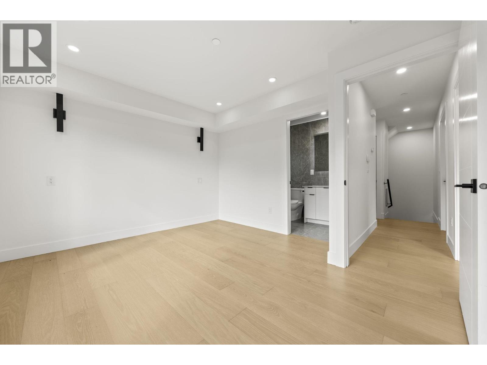 2 3576 E PENDER STREET, Vancouver