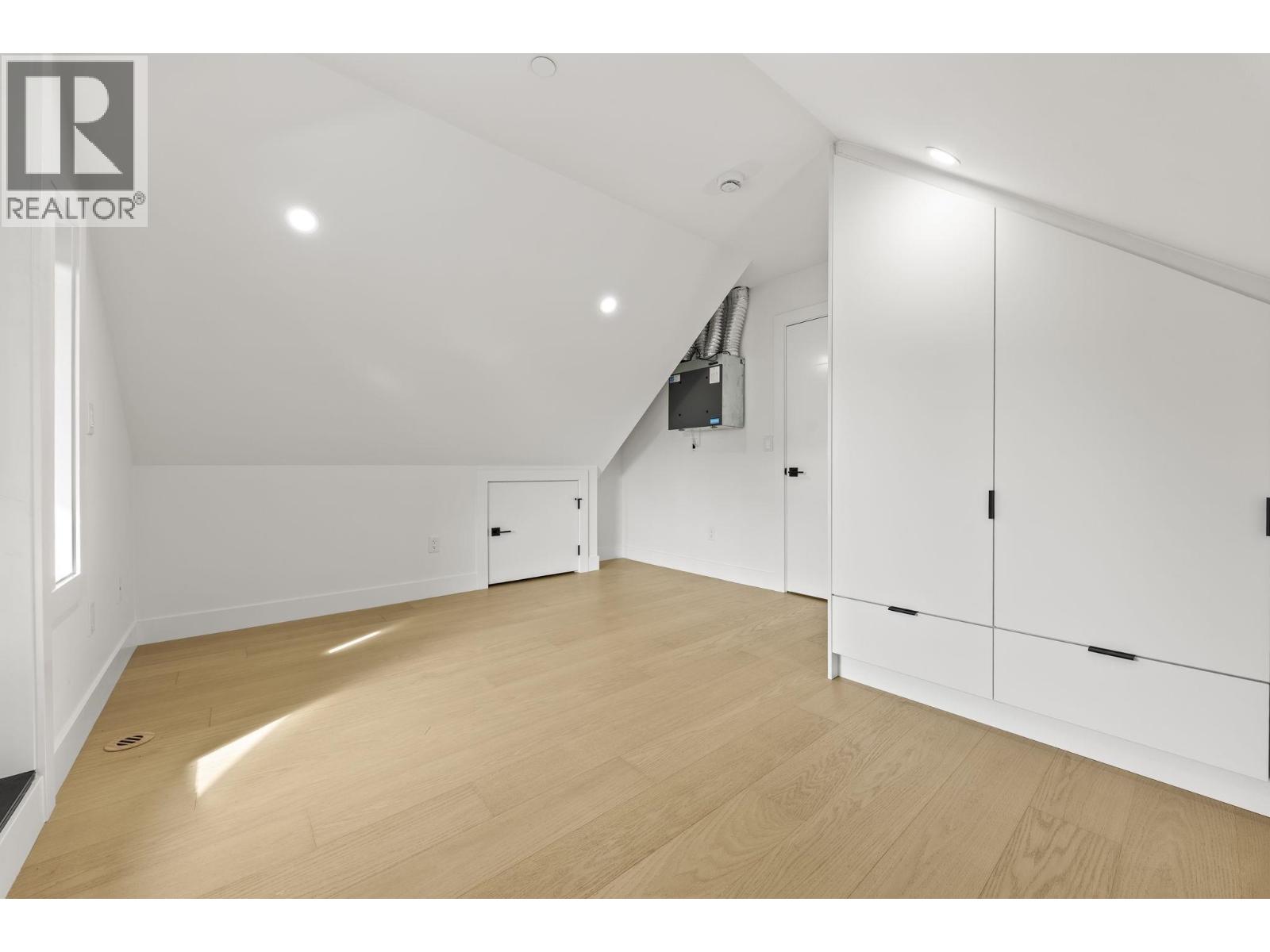 2 3576 E PENDER STREET, Vancouver