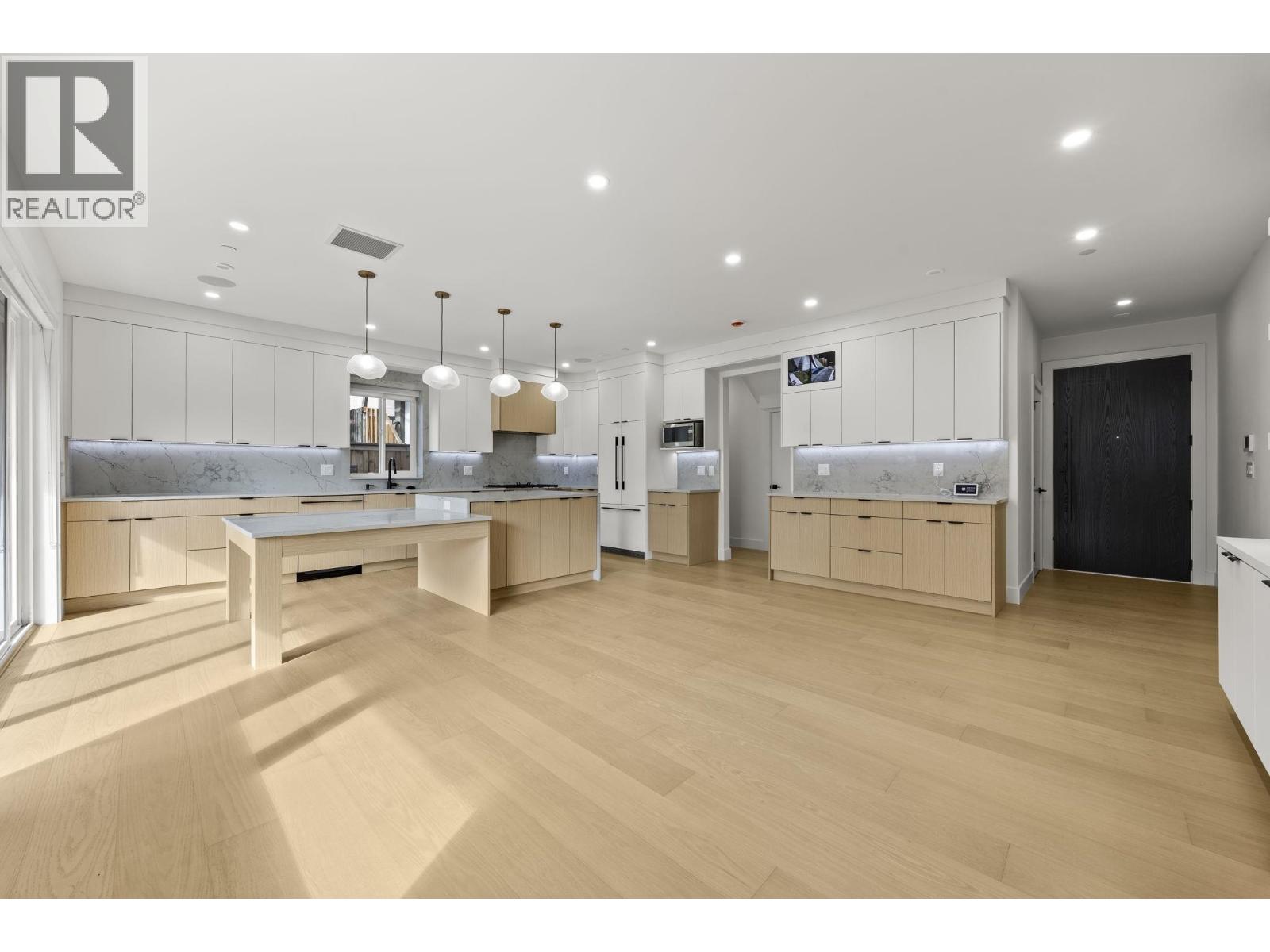 2 3576 E PENDER STREET, Vancouver