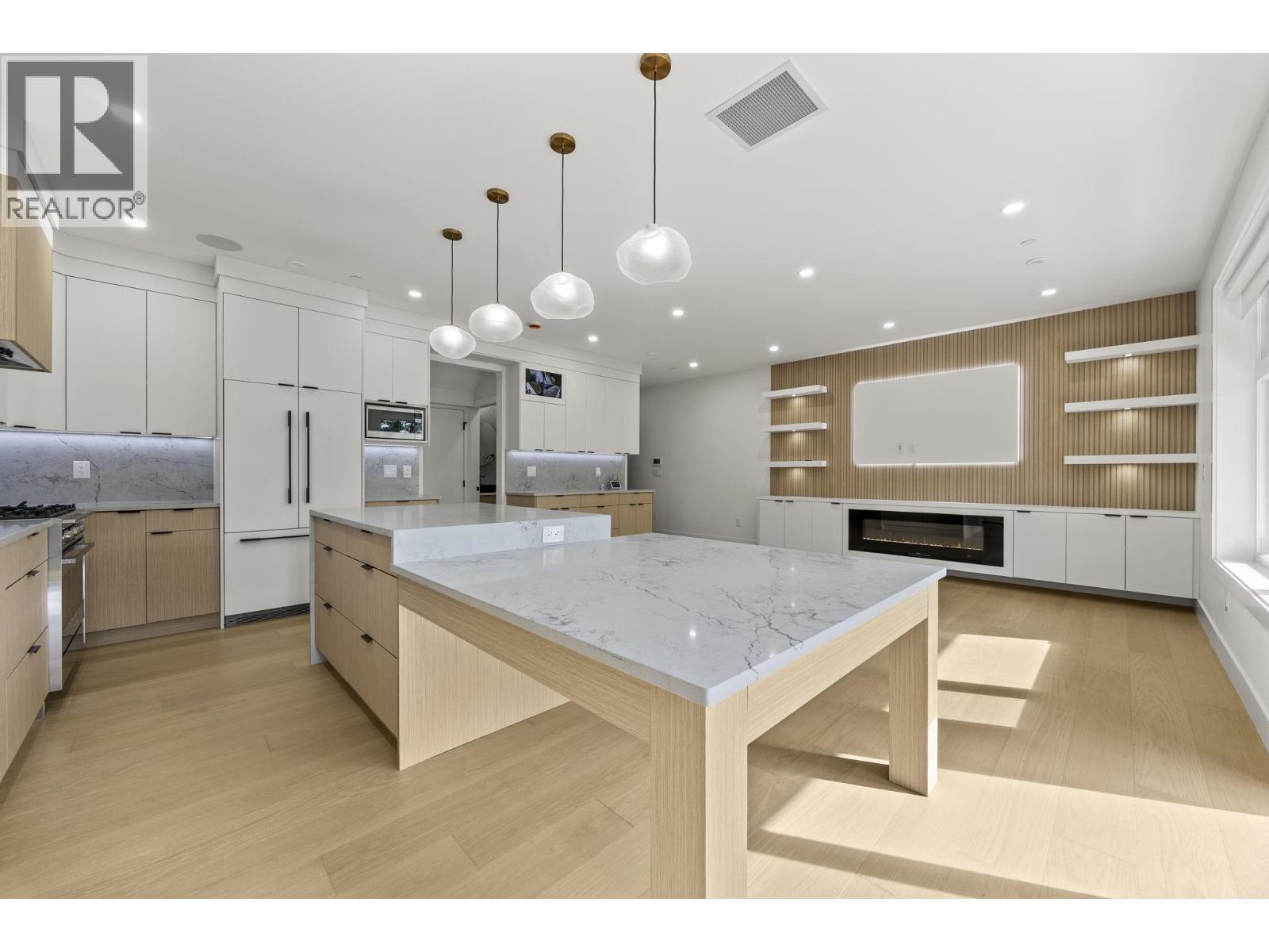 2 3576 E PENDER STREET, Vancouver