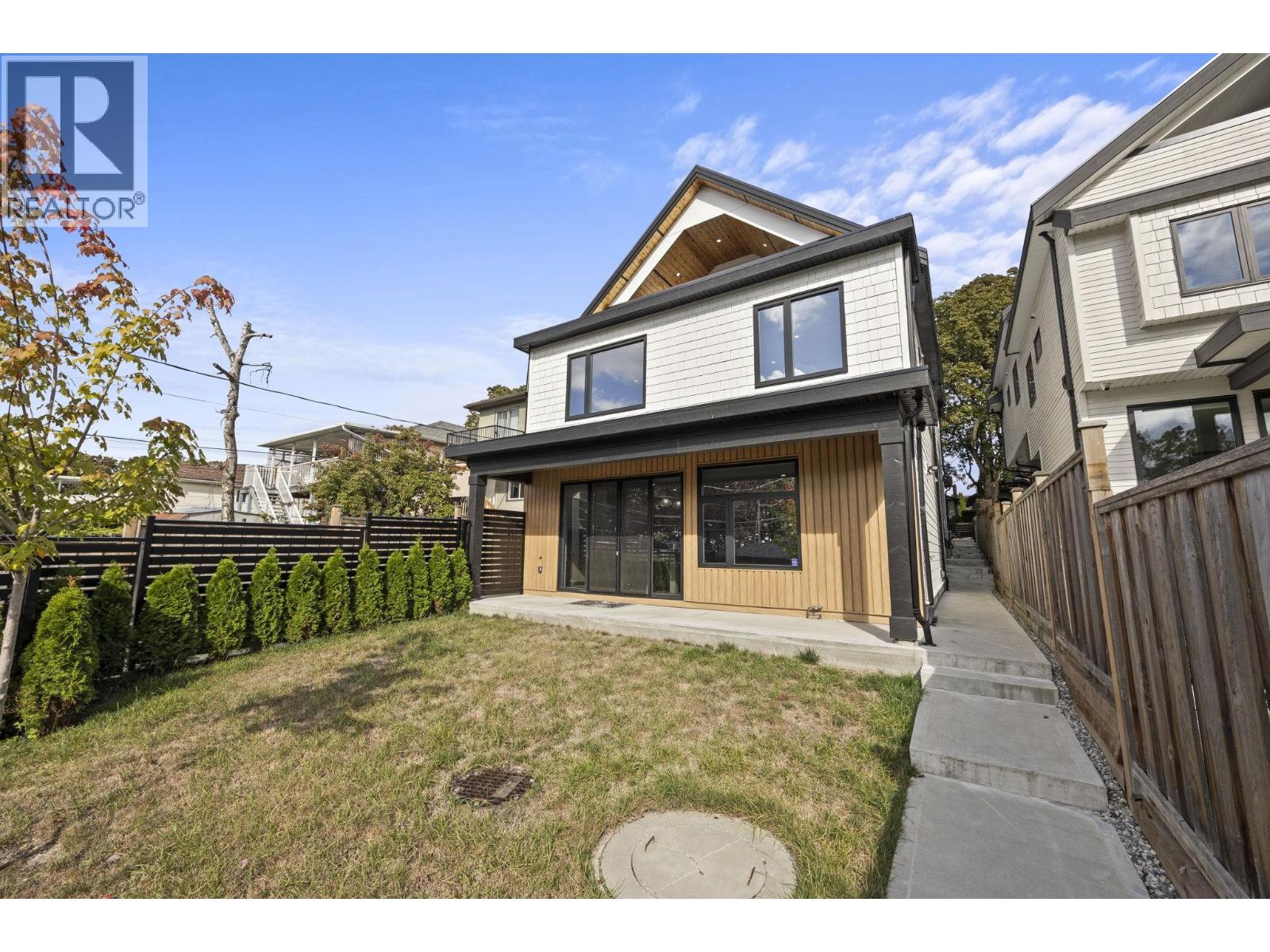 2 3576 E PENDER STREET, Vancouver