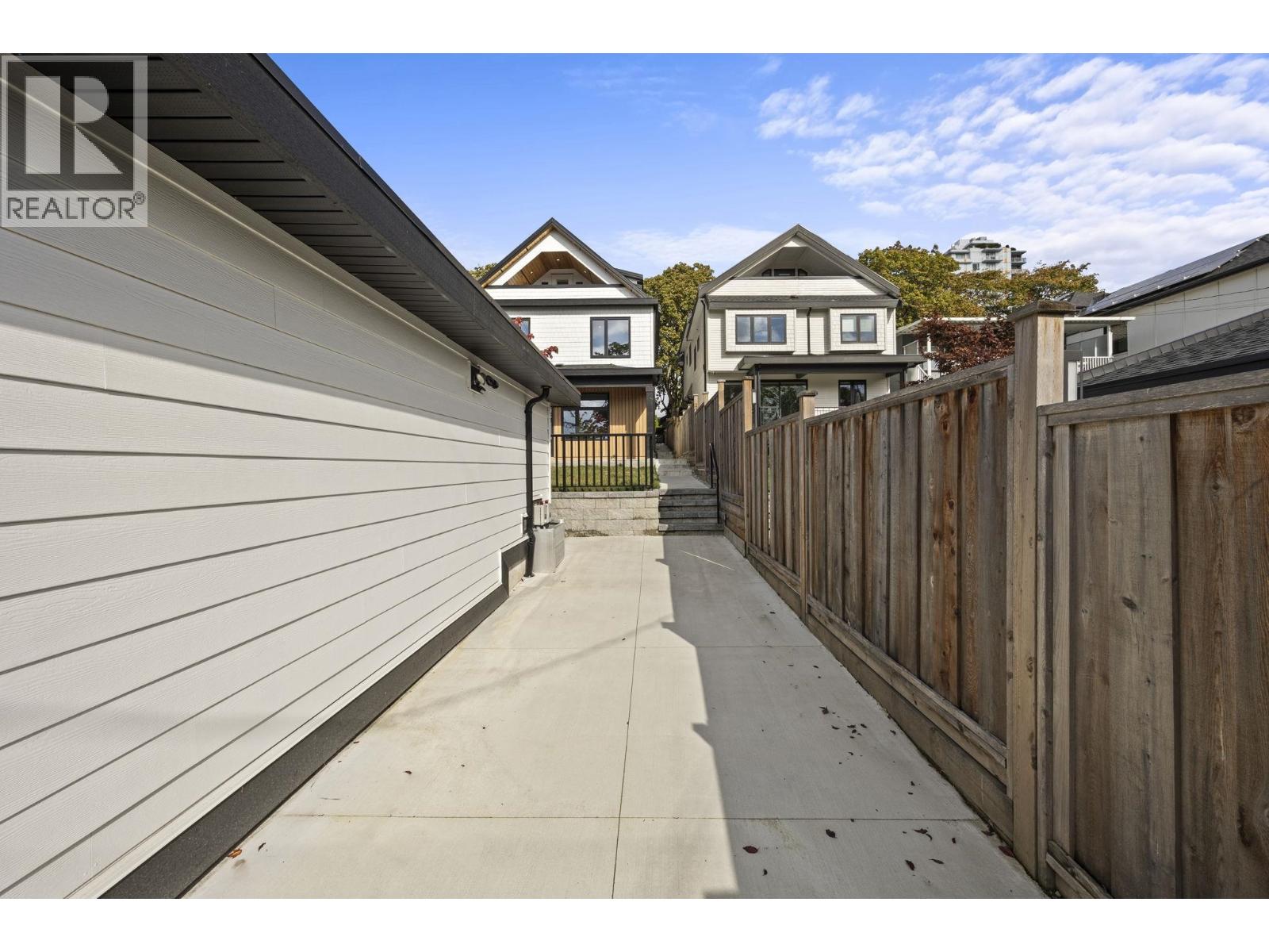 2 3576 E PENDER STREET, Vancouver