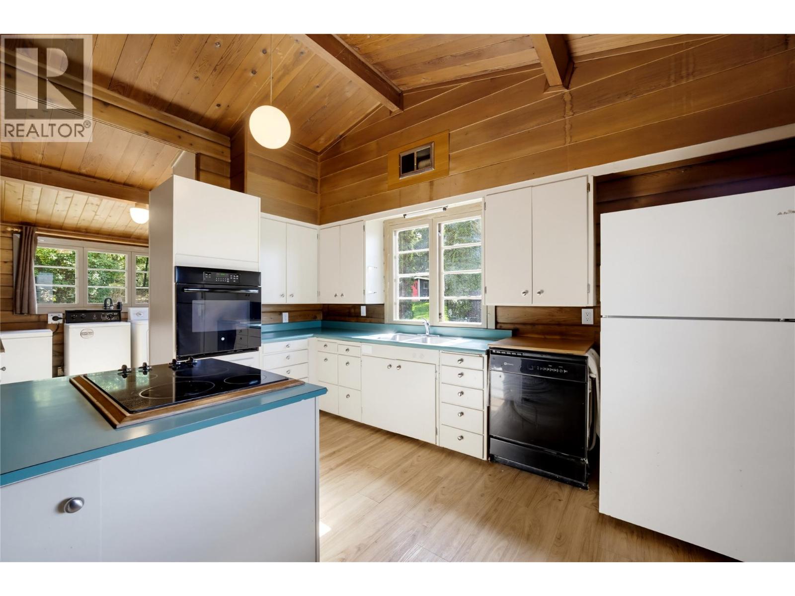  1260 16 Street Northeast, Salmon Arm