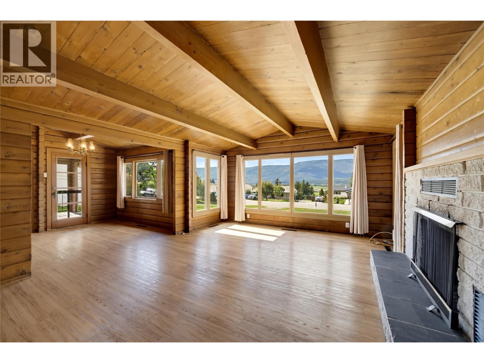  1260 16 Street Northeast, Salmon Arm