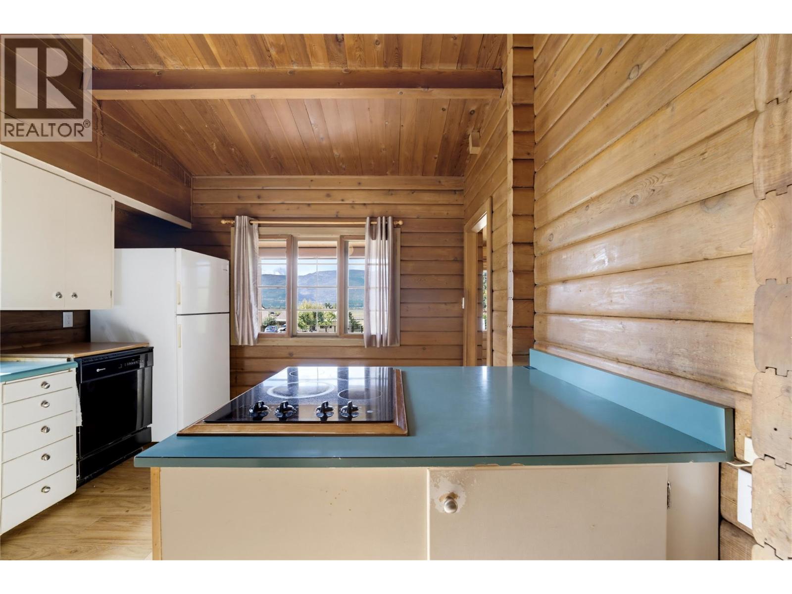  1260 16 Street Northeast, Salmon Arm