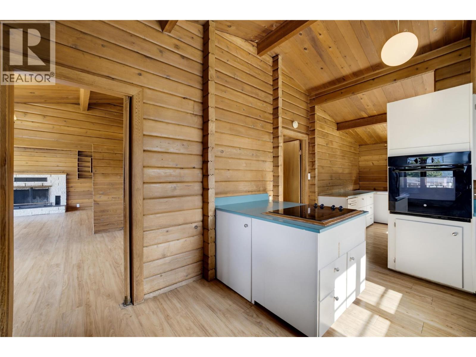  1260 16 Street Northeast, Salmon Arm
