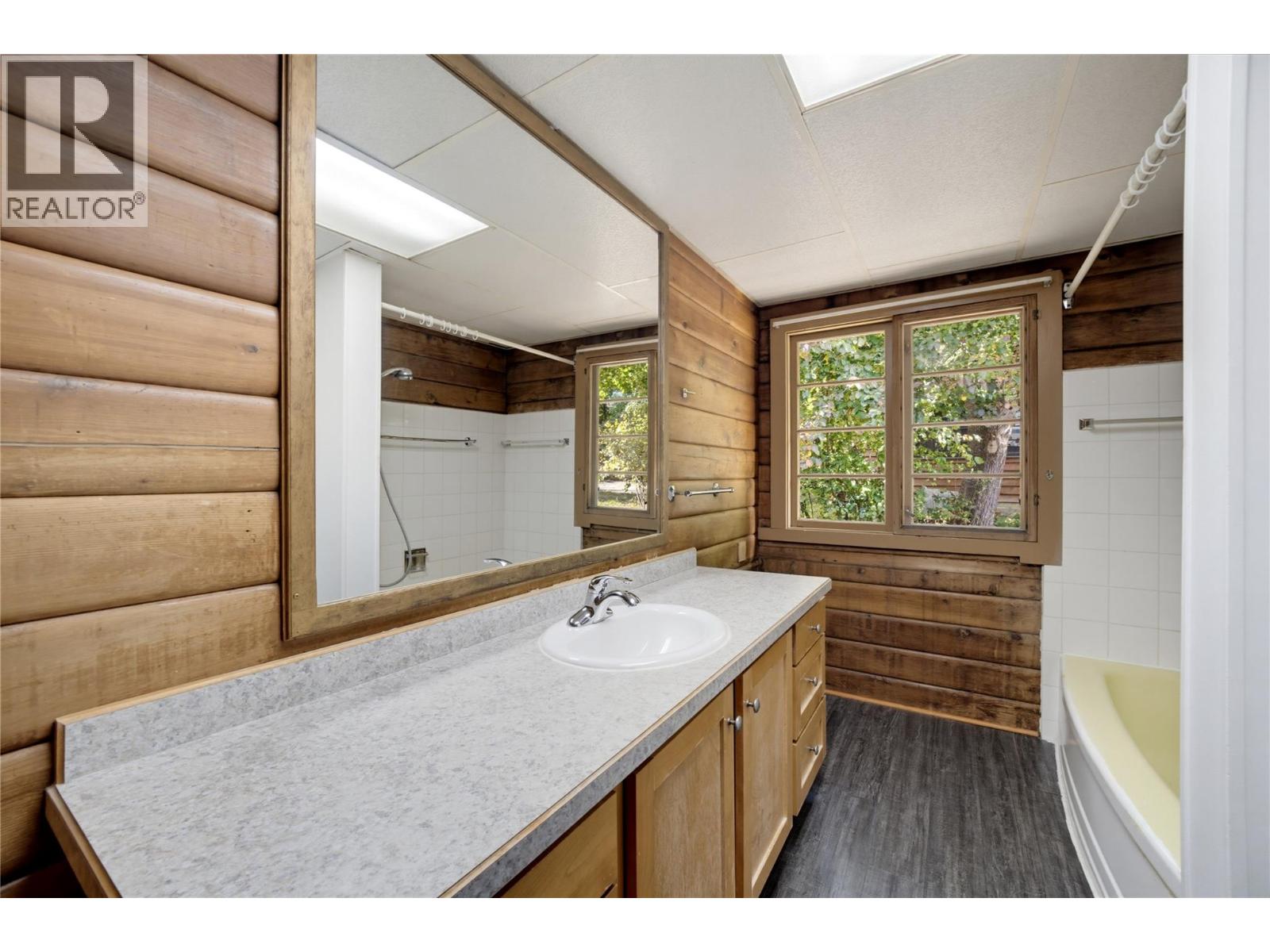  1260 16 Street Northeast, Salmon Arm