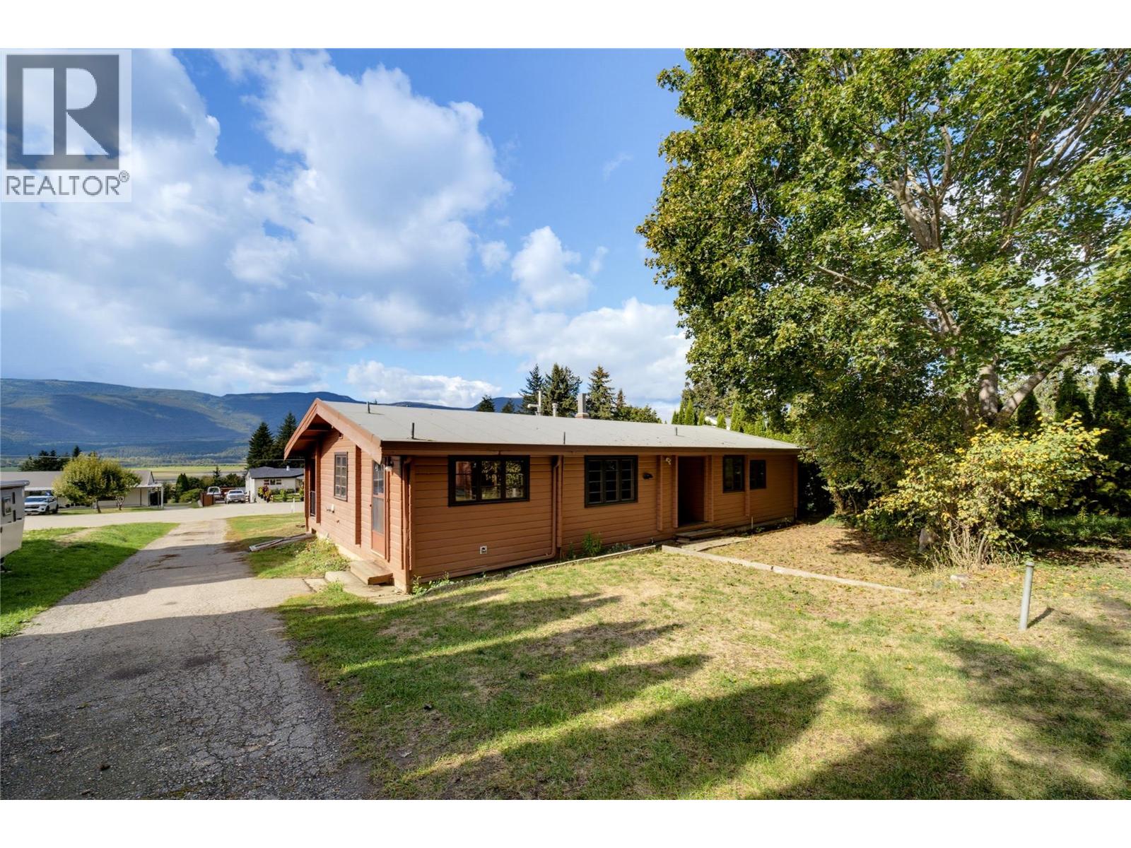  1260 16 Street Northeast, Salmon Arm