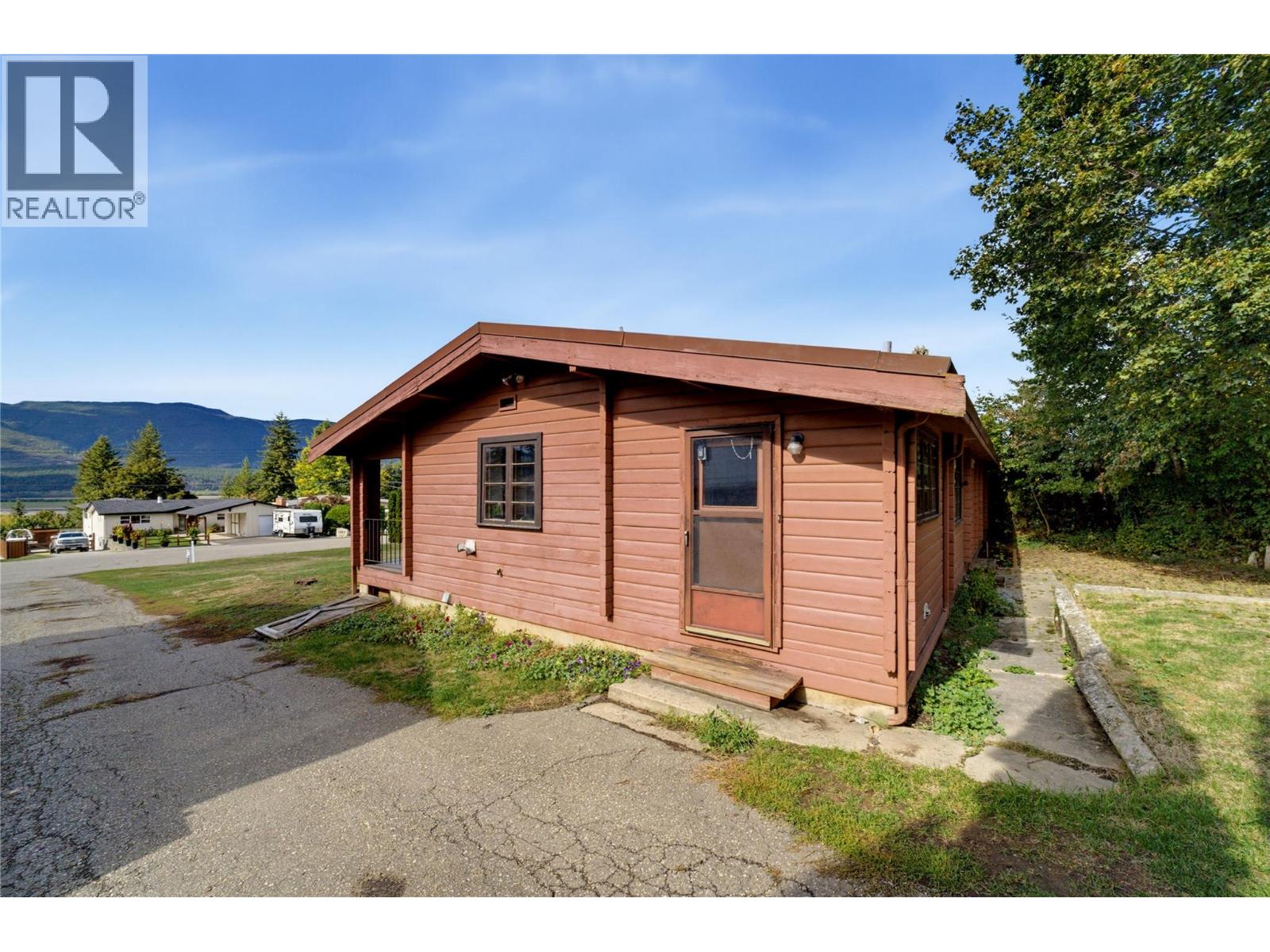  1260 16 Street Northeast, Salmon Arm