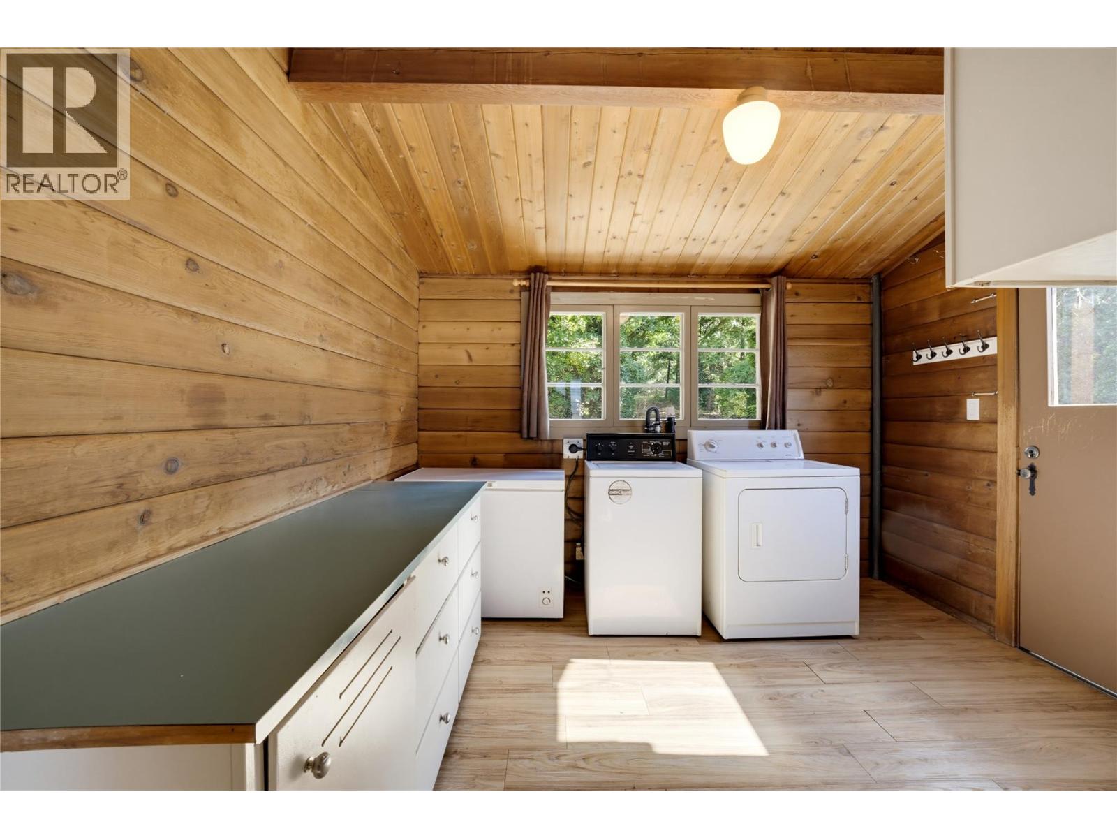  1260 16 Street Northeast, Salmon Arm