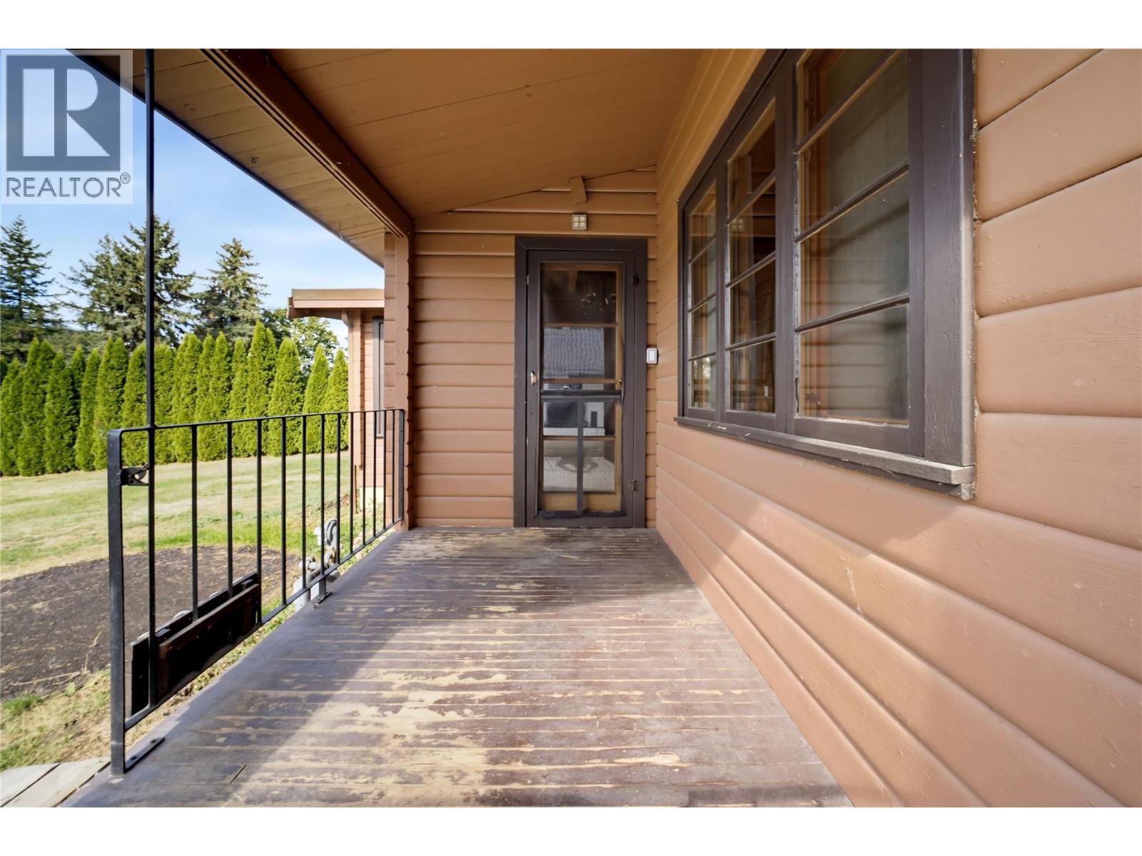  1260 16 Street Northeast, Salmon Arm