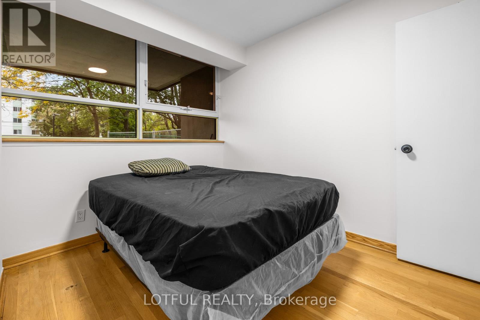#104 555 BRITTANY DRIVE - Image 17