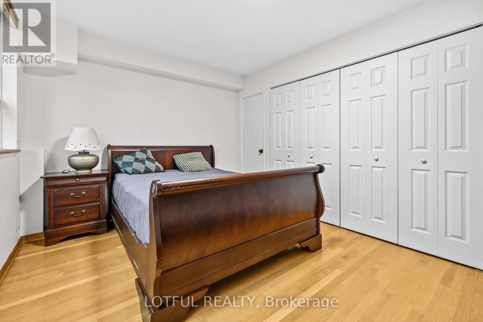 #104 555 BRITTANY DRIVE - Image 21