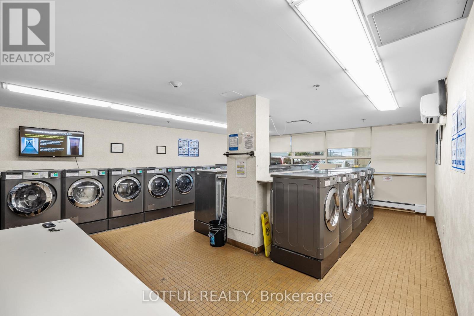 #104 555 BRITTANY DRIVE - Image 27
