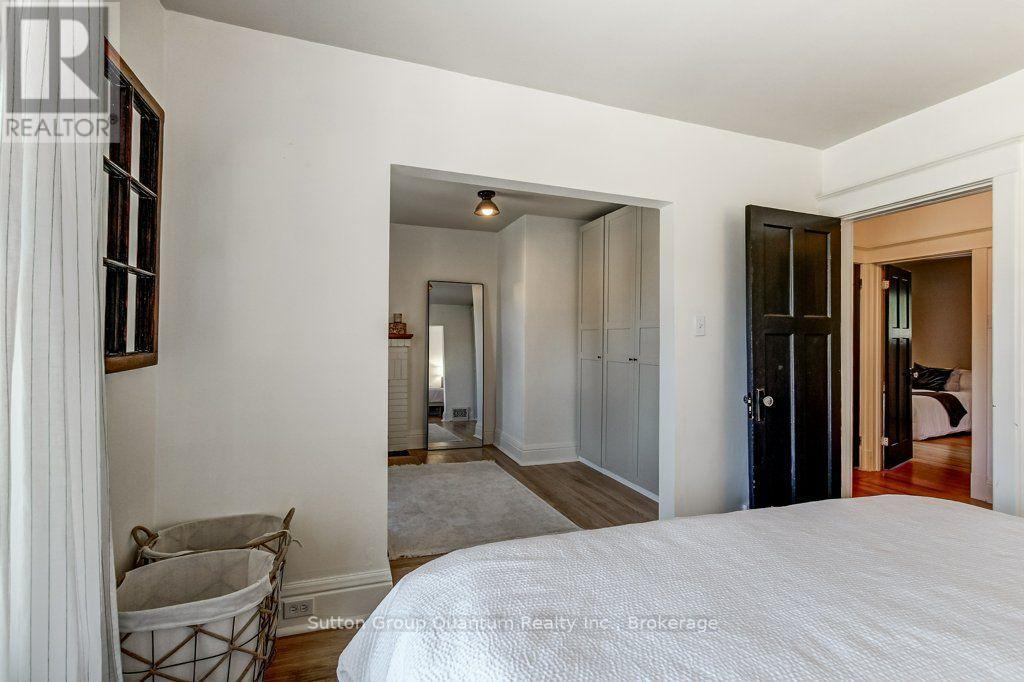 43 ROSSLYN AVENUE S - 30