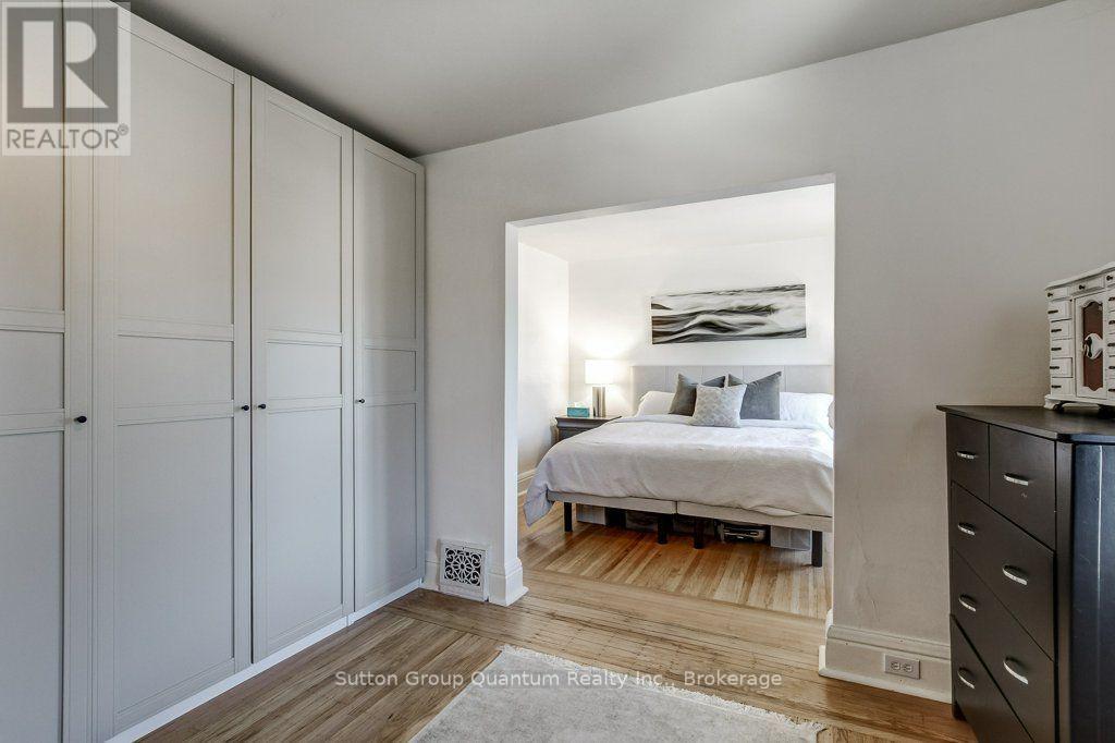 43 ROSSLYN AVENUE S - 32