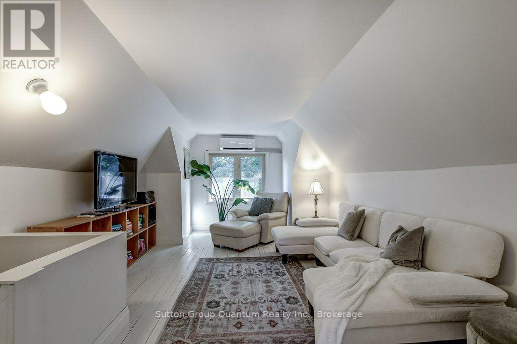 43 Rosslyn Avenue South — photo 33