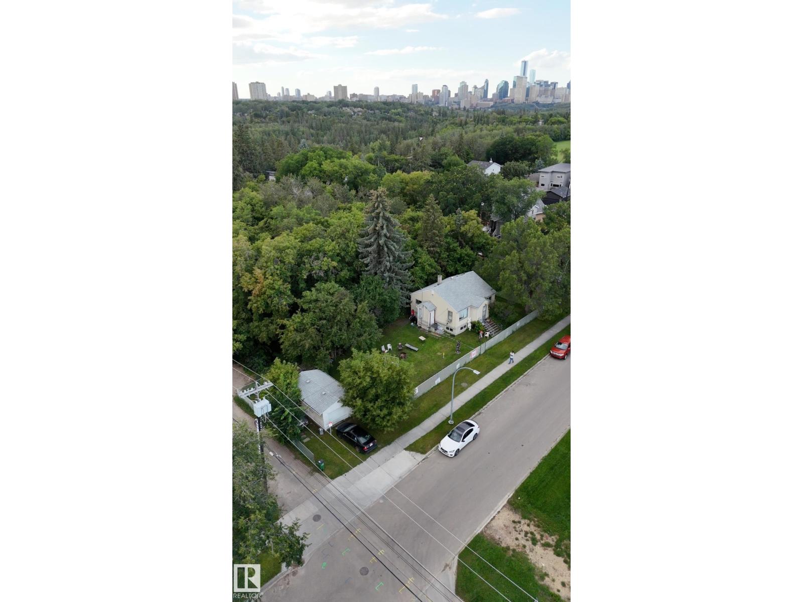 8210 93 ST NW - 6