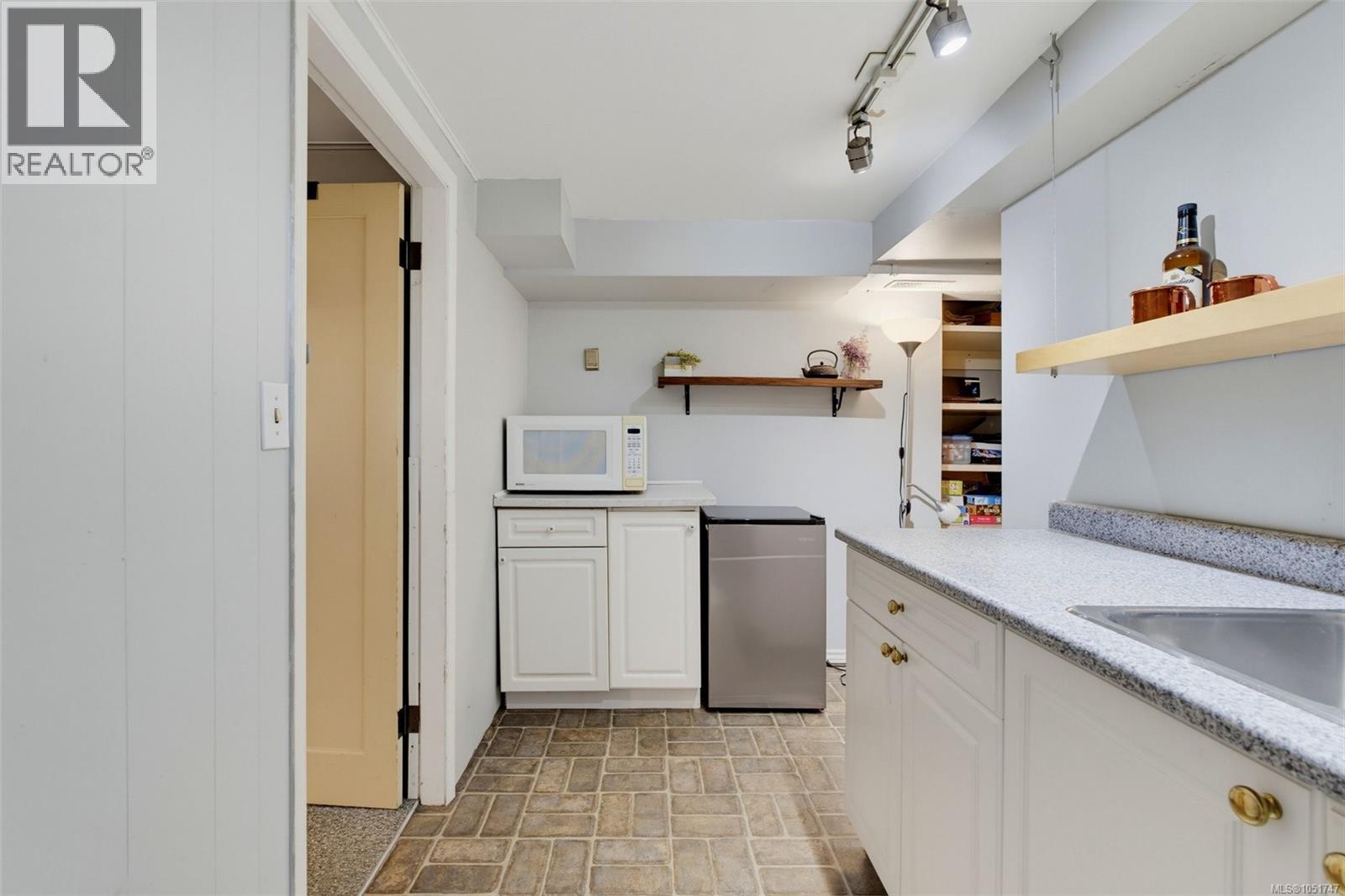 994 Ridgeway St - Image 41