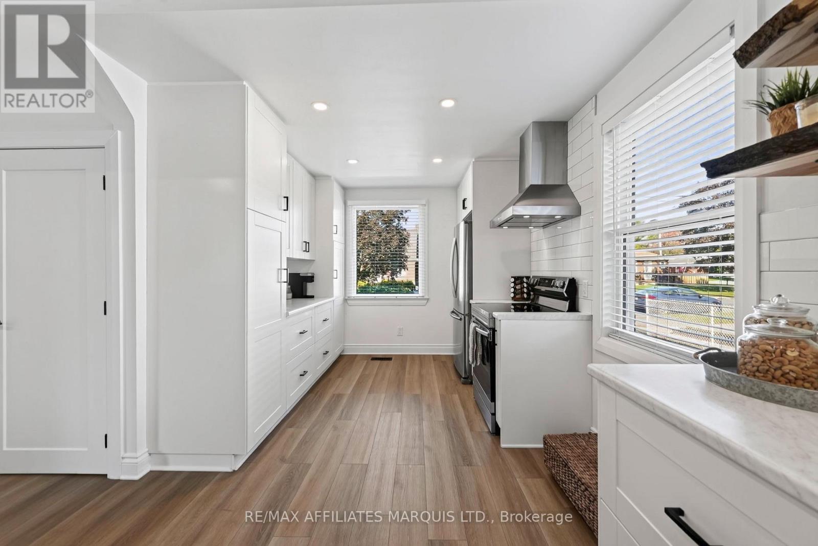 916 LEONARD AVENUE - Image 13