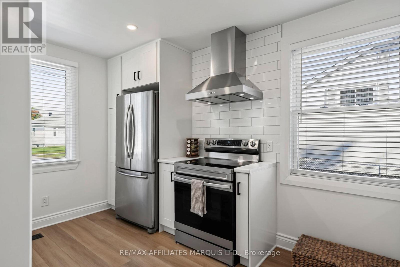 916 LEONARD AVENUE - 14