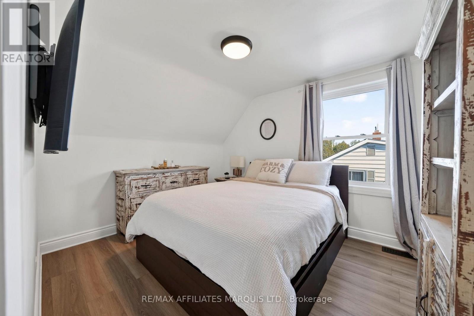 916 LEONARD AVENUE - 23