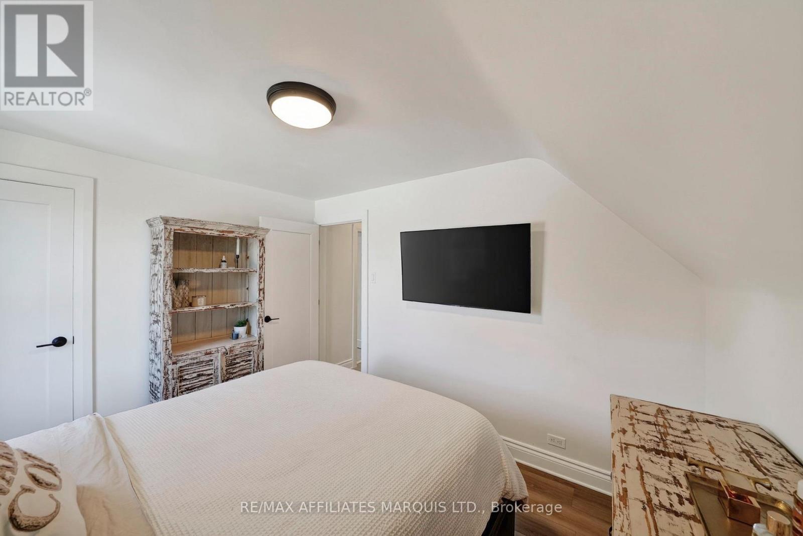916 LEONARD AVENUE - Image 24