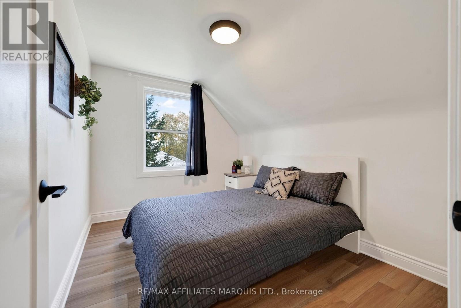 916 LEONARD AVENUE - Image 25