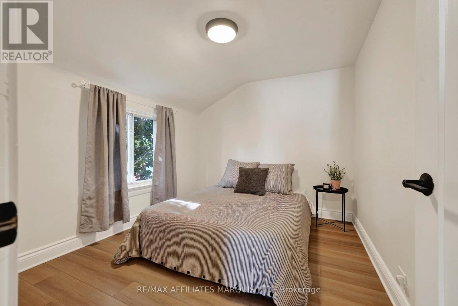 916 LEONARD AVENUE - Image 27