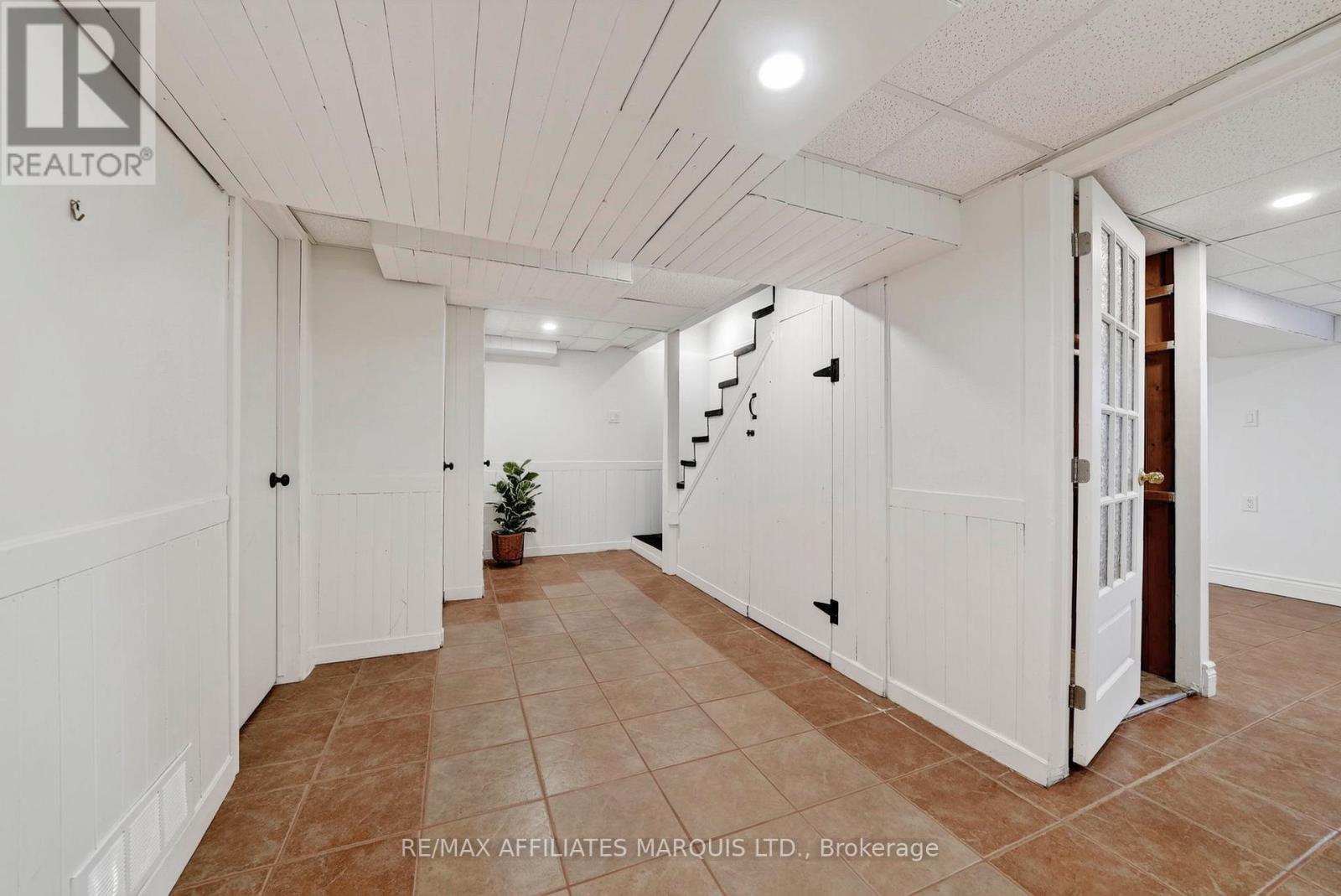 916 LEONARD AVENUE - Image 31