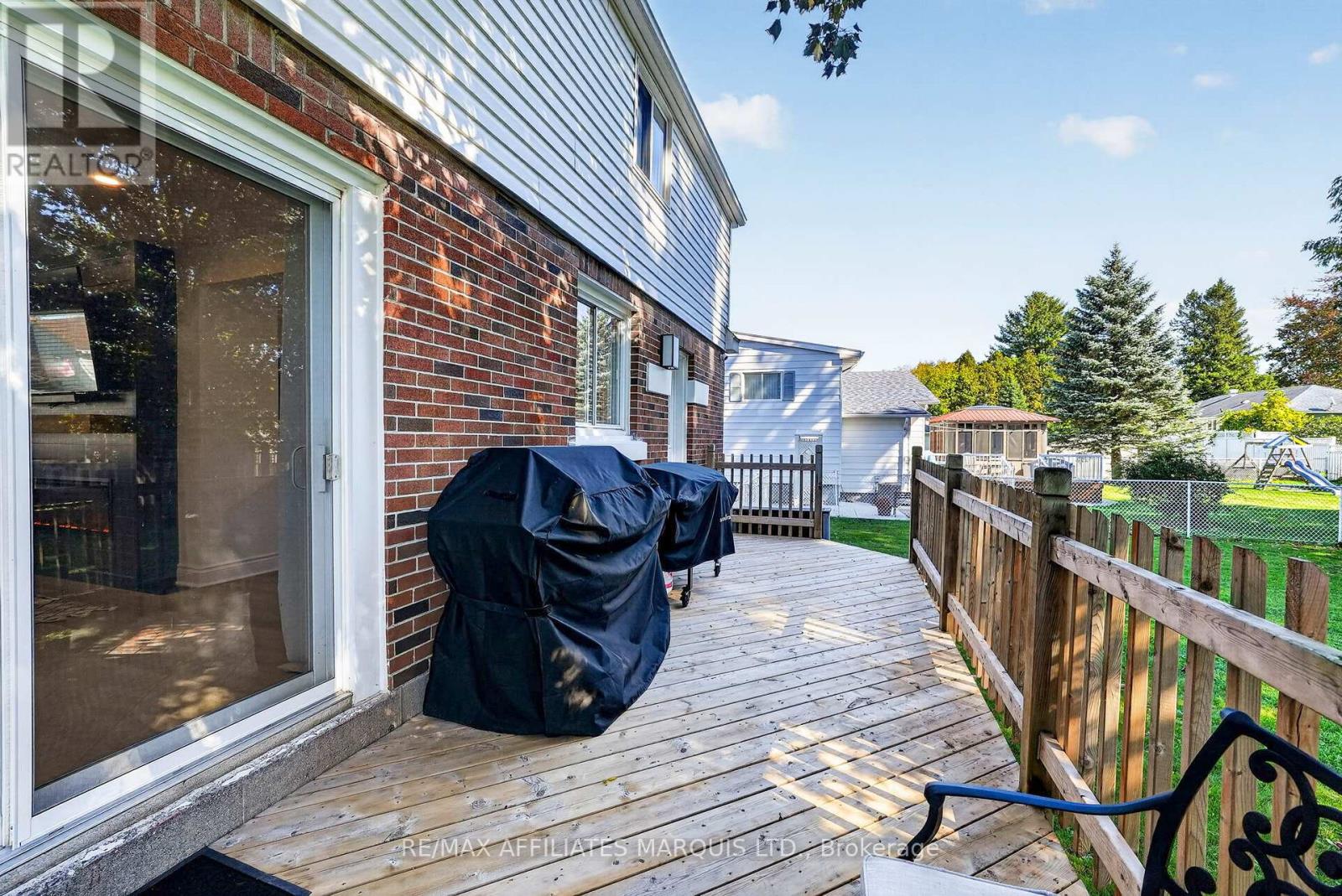 916 LEONARD AVENUE - 38