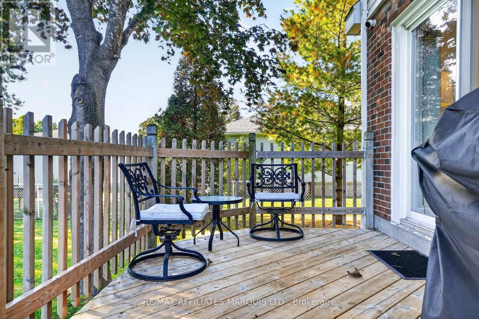 916 LEONARD AVENUE - 40