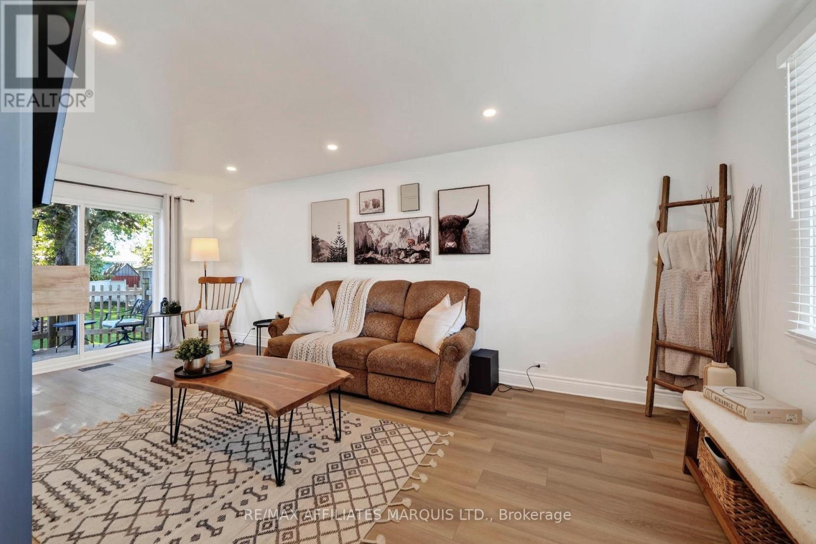 916 LEONARD AVENUE - 6