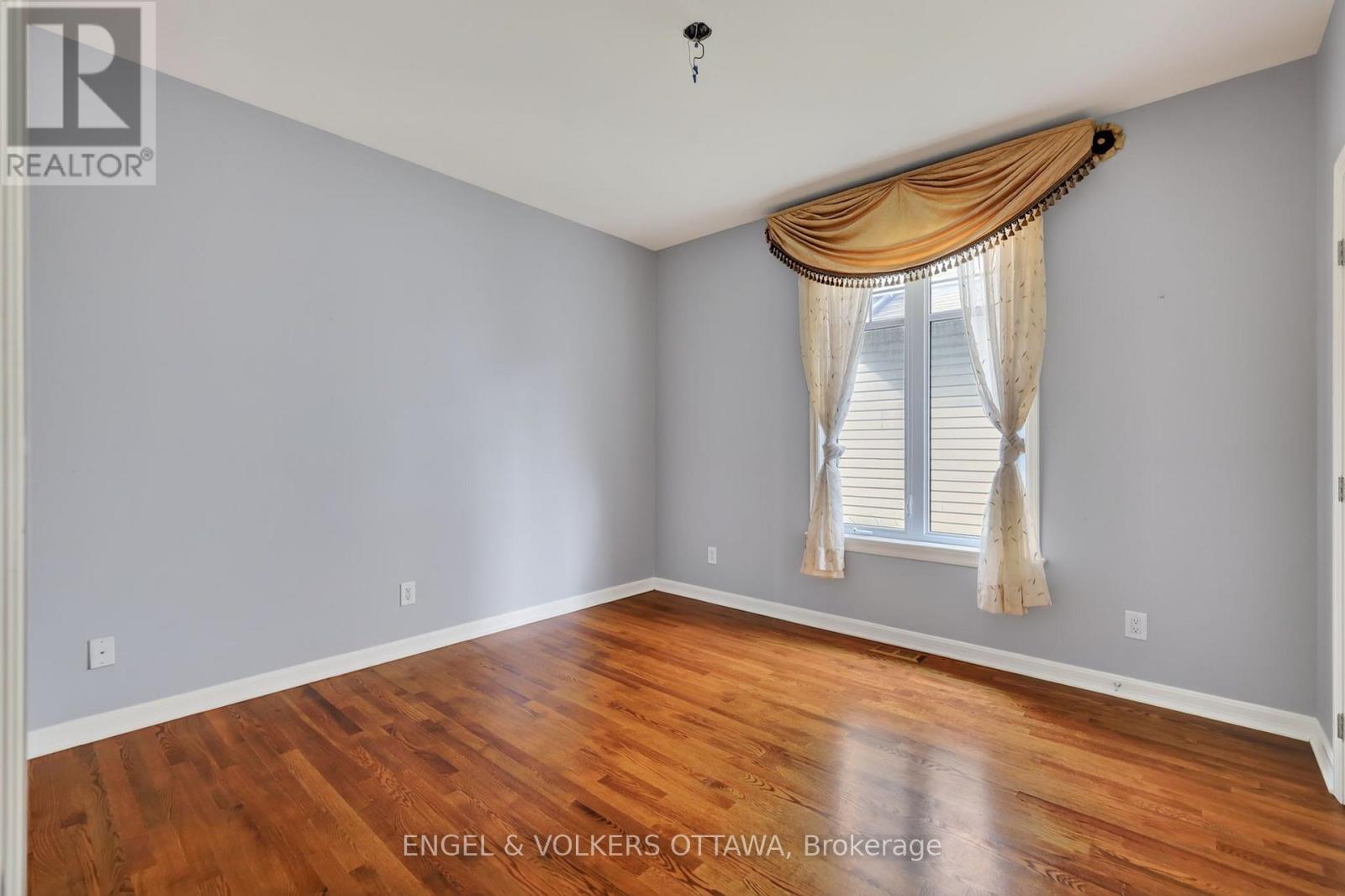 547 KILBIRNIE DRIVE - 26