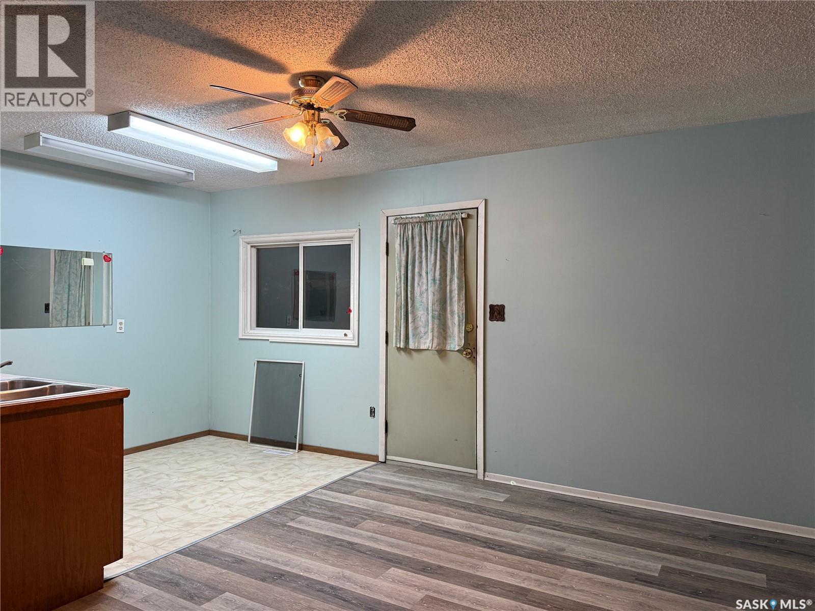 25 Home STREET W, Moose Jaw Saskatchewan — photo 3