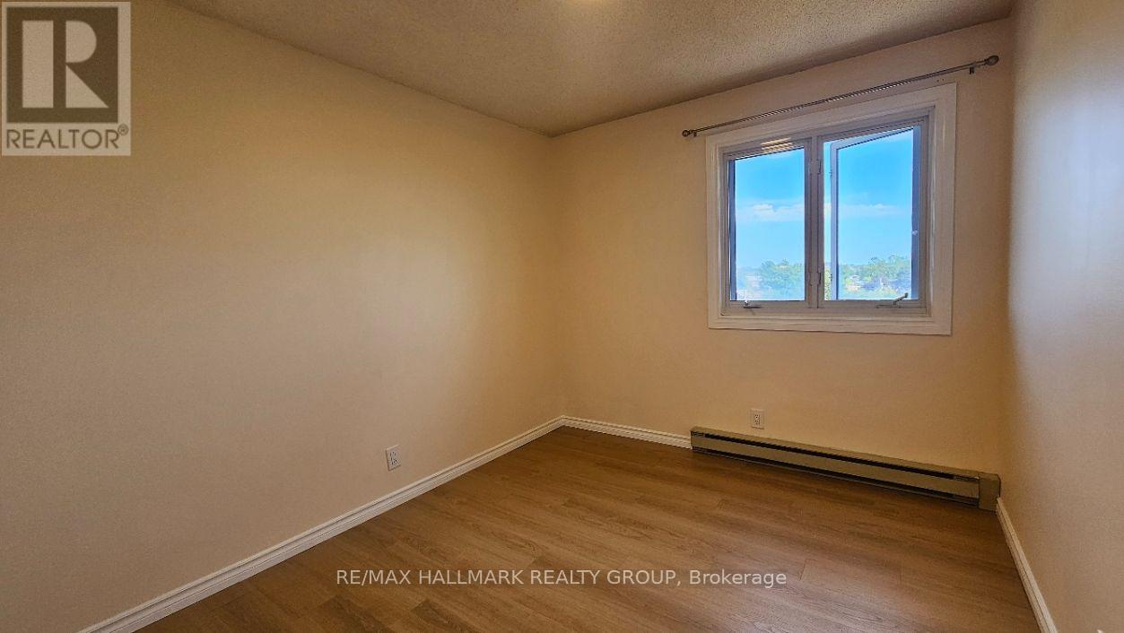 #4 158 MCARTHUR AVENUE - 13