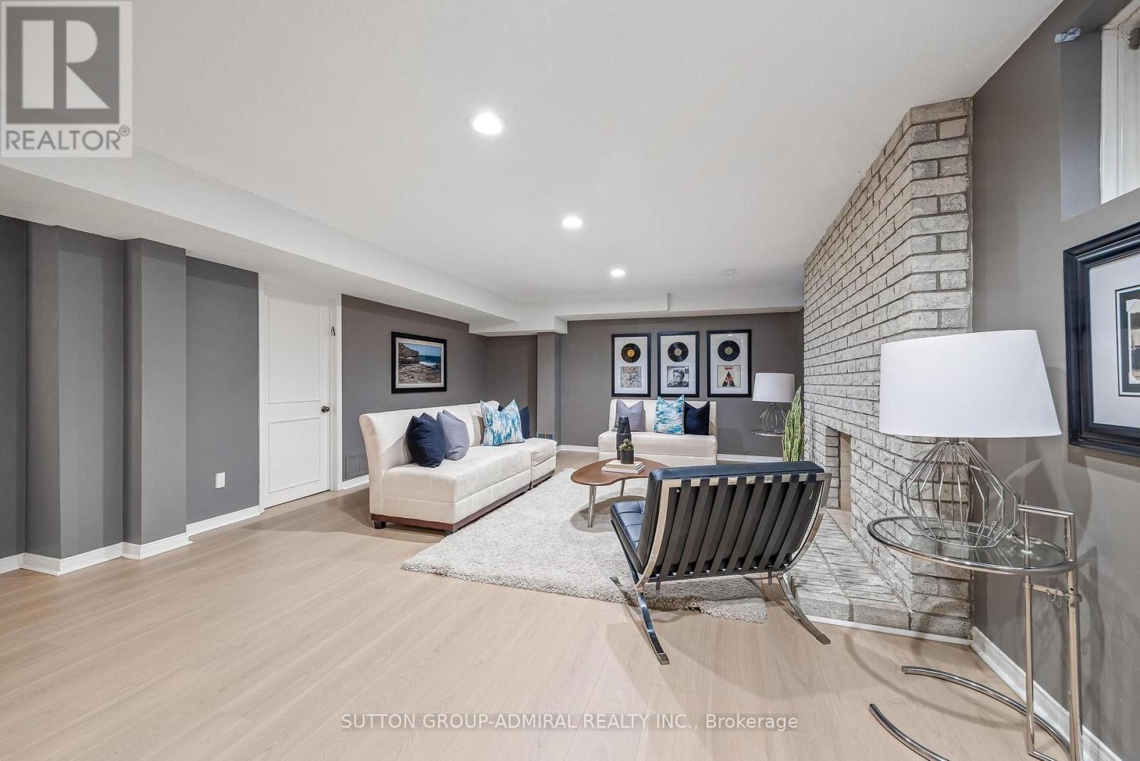 49 HETHERINGTON CRESCENT - 28