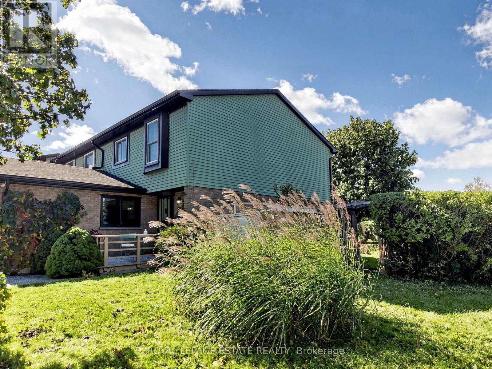 38 BURBANK CRESCENT - 2