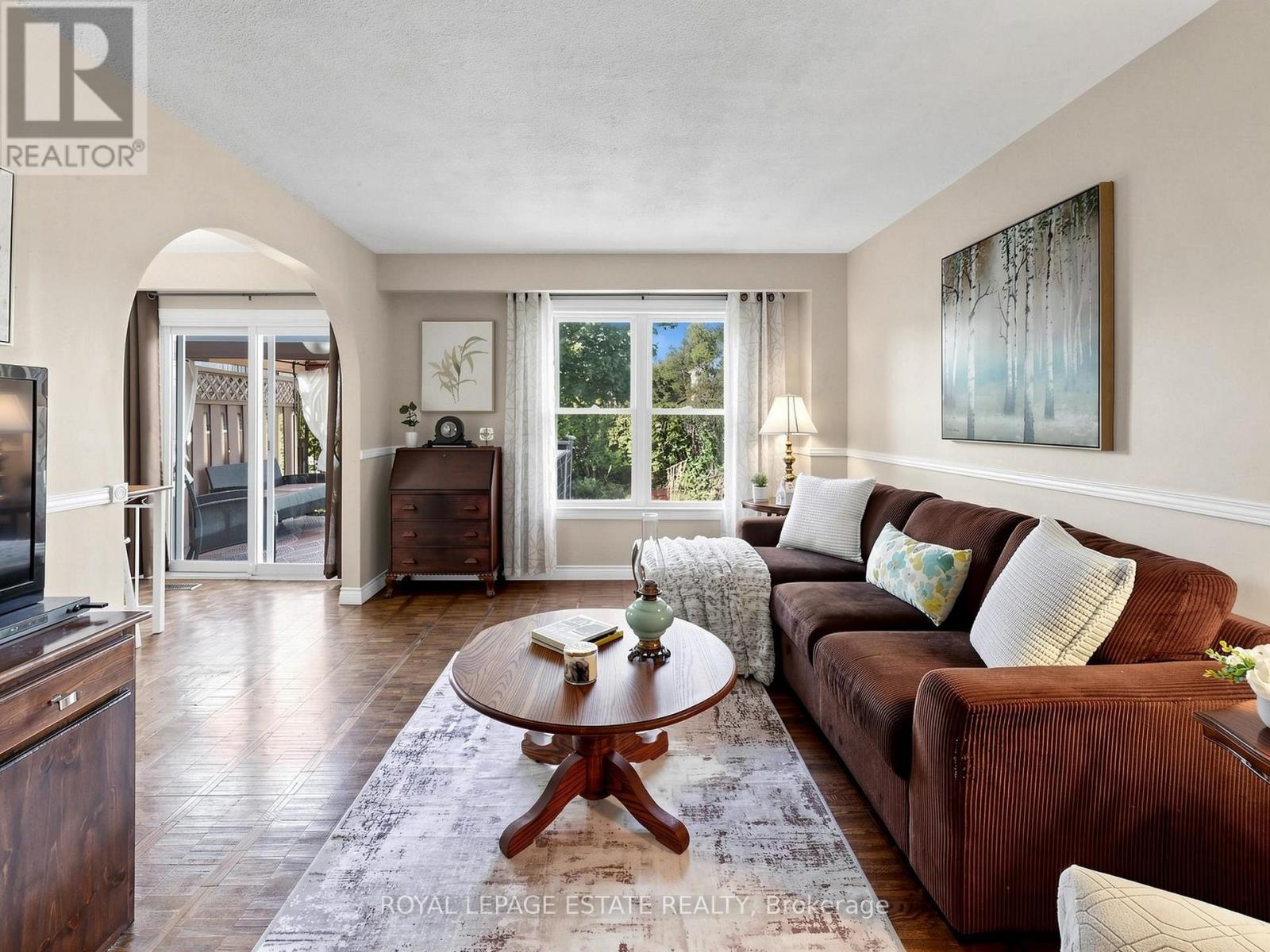 38 BURBANK CRESCENT - 4