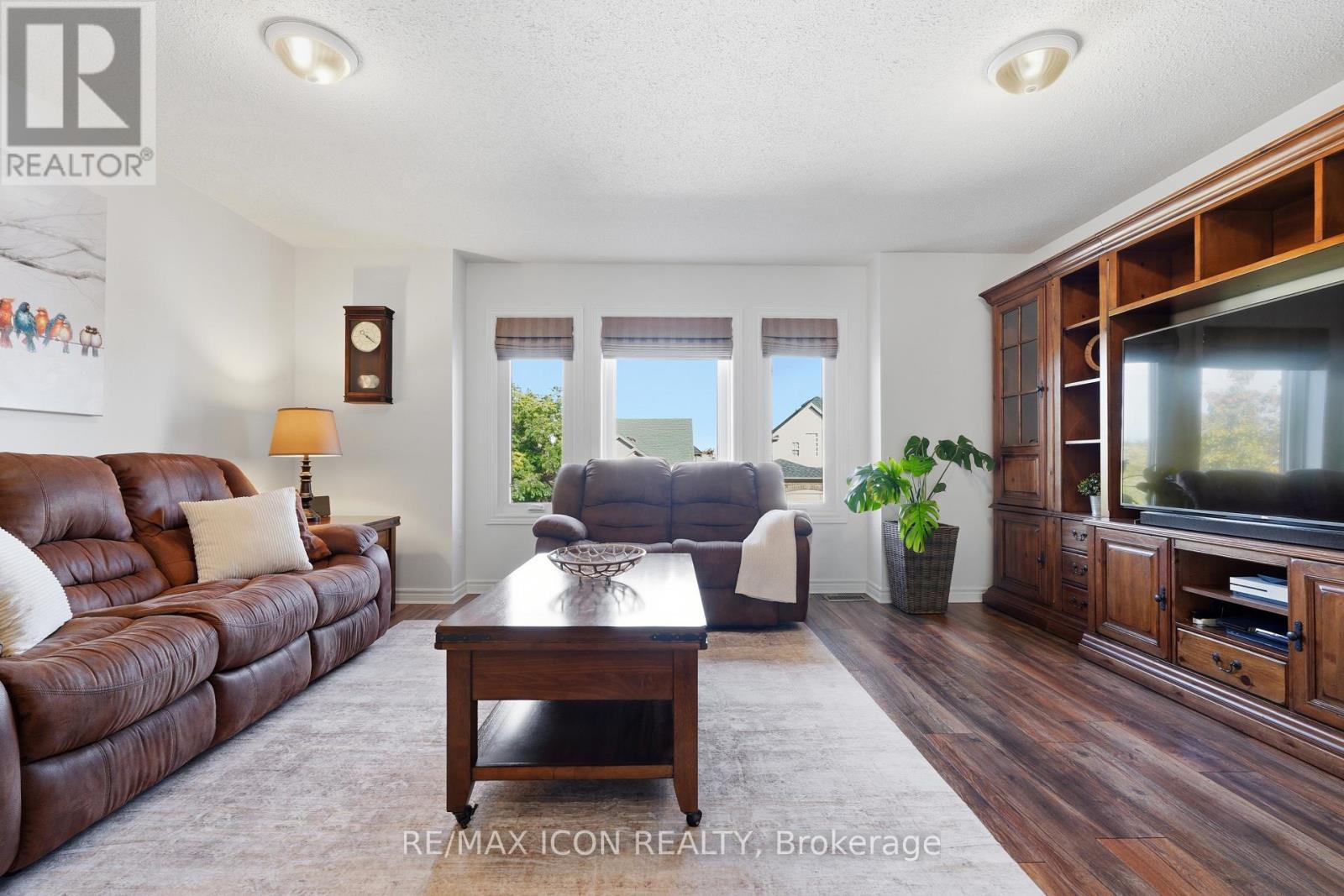 104 AMANDA WALK - 18