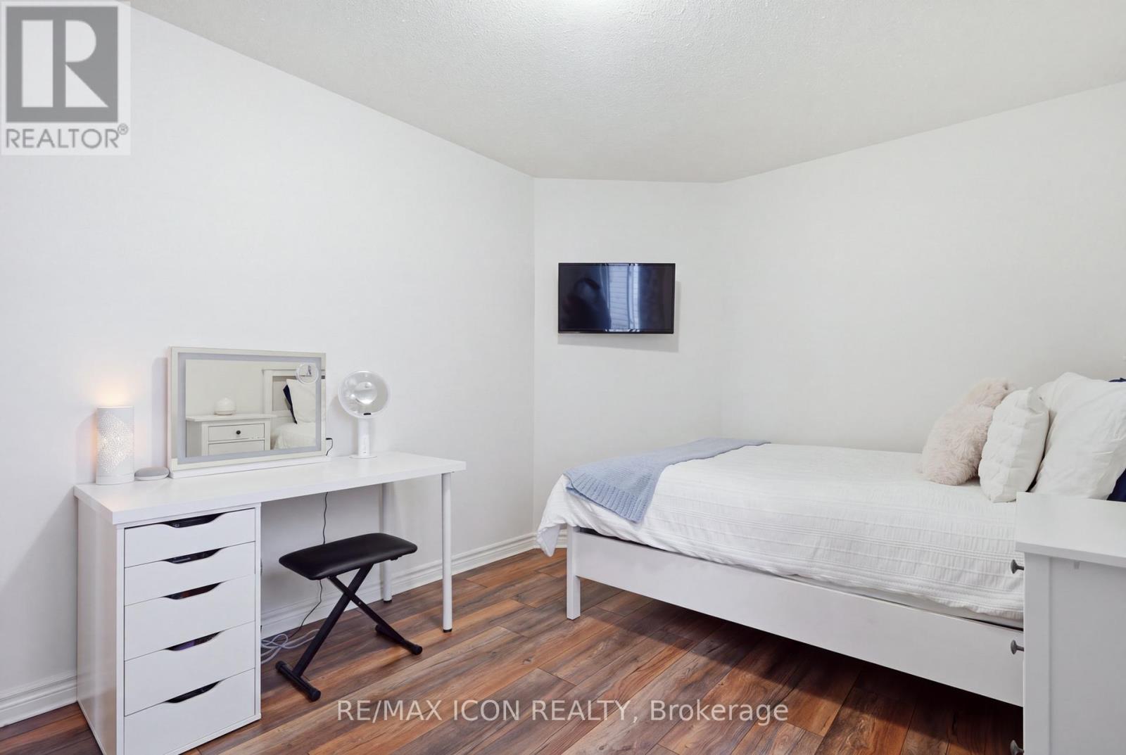104 AMANDA WALK - 27