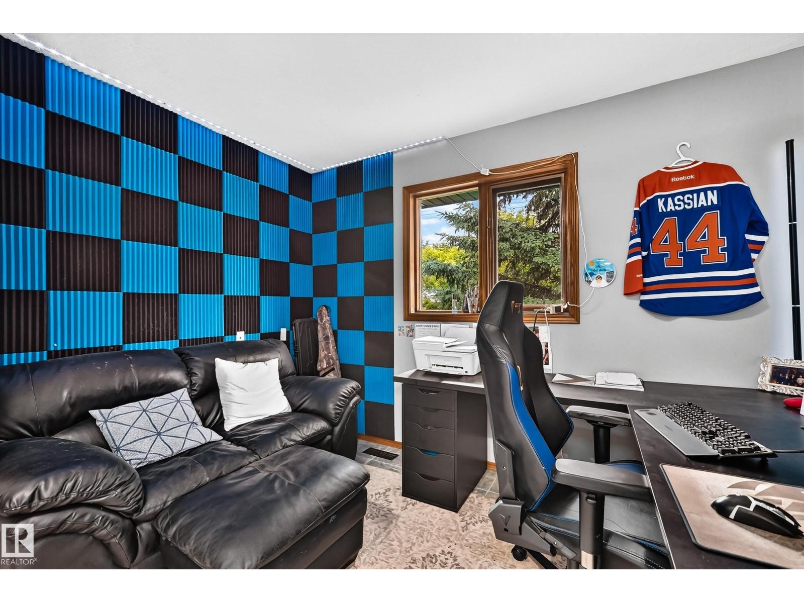 4809 51 ST - 29