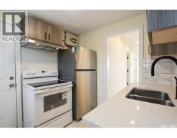 Enclosed porch - 815 Elphinstone Street, Regina, SK S4T3L5 Photo 10