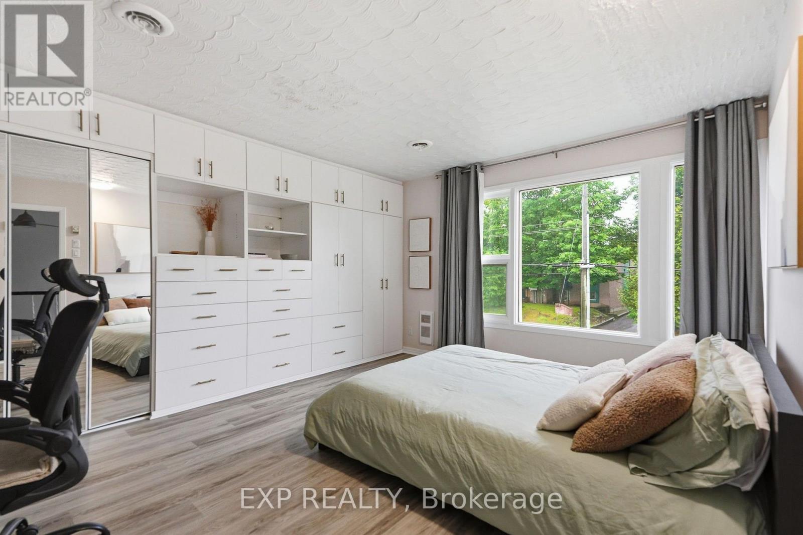 1380 Laurier Street — photo 13