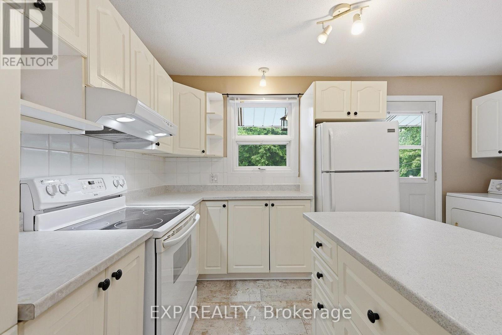 1380 Laurier Street — photo 28