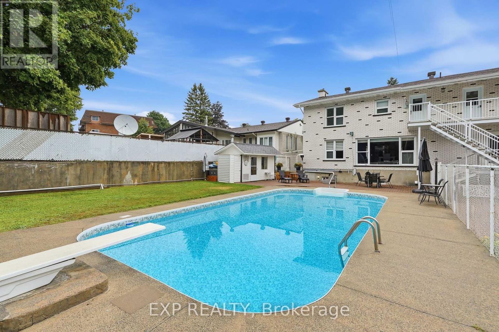 1380 Laurier Street — photo 44