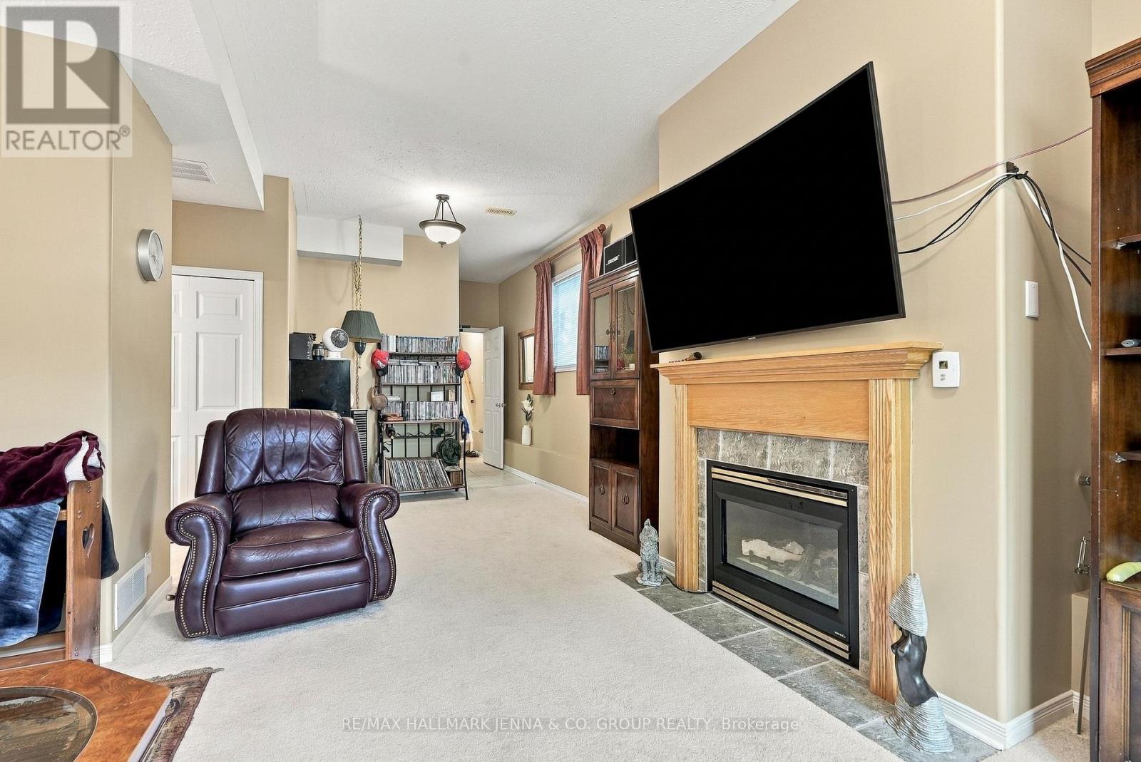 64 WHALINGS CIRCLE - 32