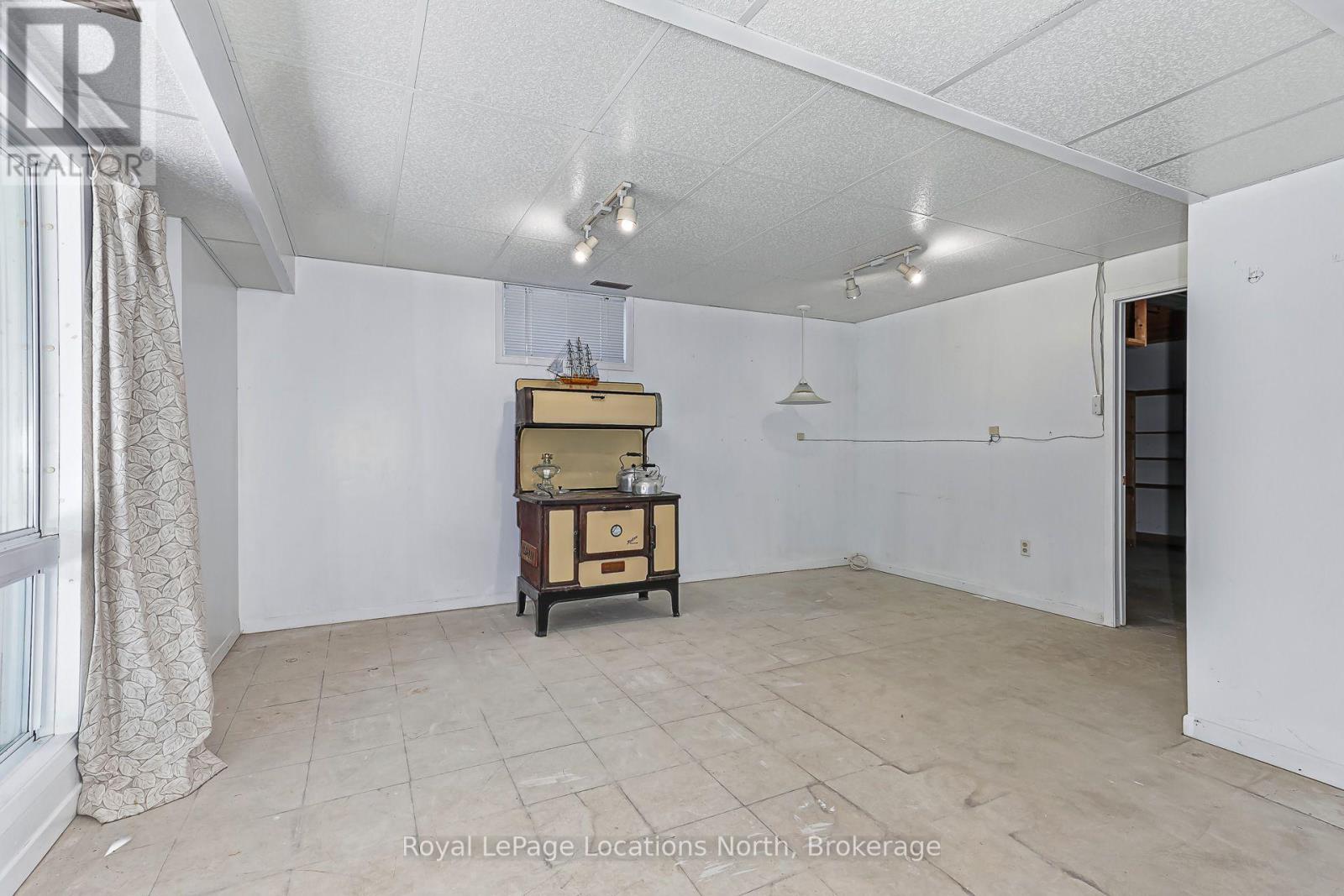 162 CHRISTOPHER AVENUE - 36