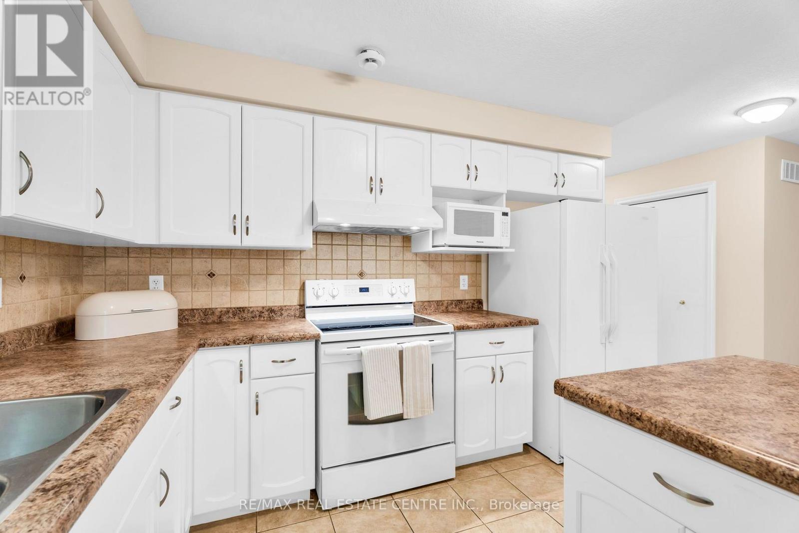 #11 20 SHACKLETON DRIVE - 11