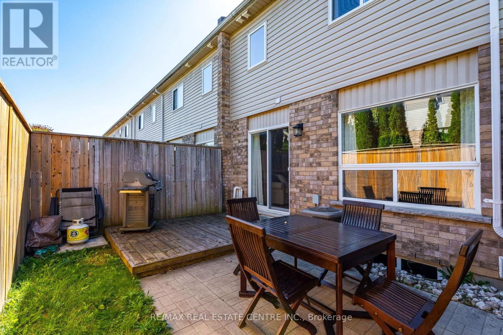 #11 20 SHACKLETON DRIVE - 32